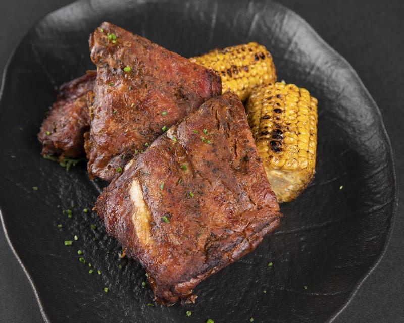 Poza Coaste de porc în sos BBQ și porumb aromatic